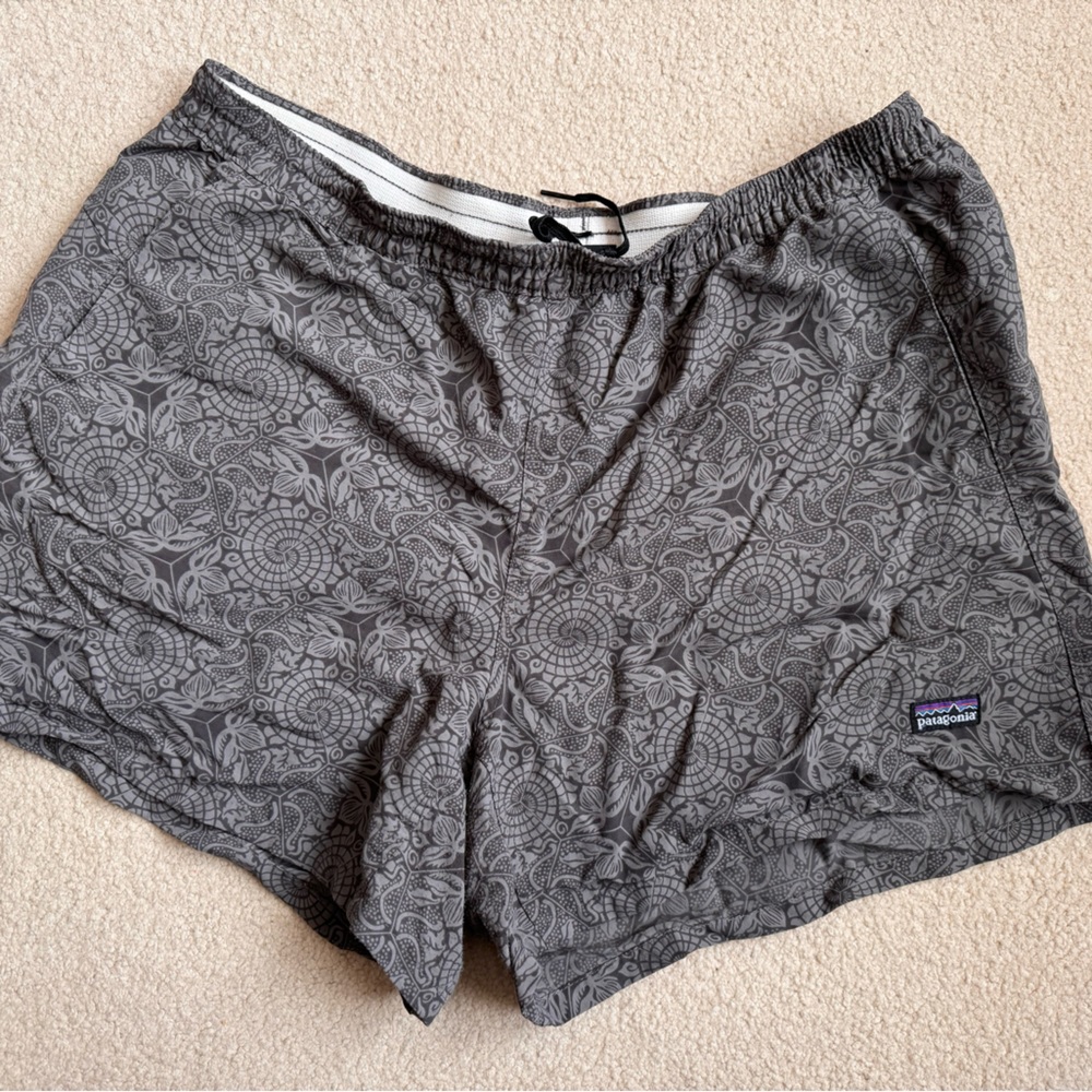Patagonia gray batik baggies shorts women’s large 4 inch inseam